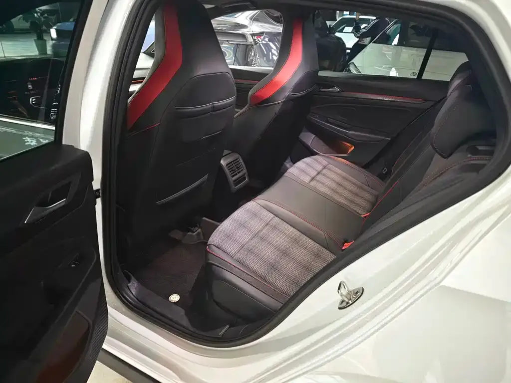 Volkswagen Golf GTI — фото 6