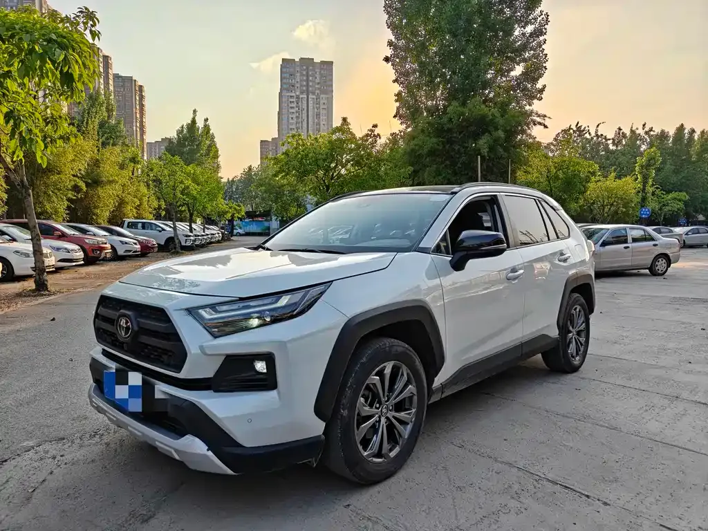 Toyota RAV4 — фото 1