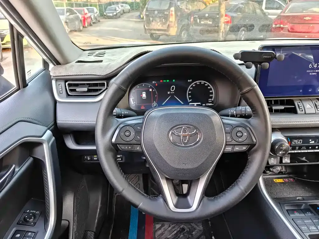 Toyota RAV4 — фото 7