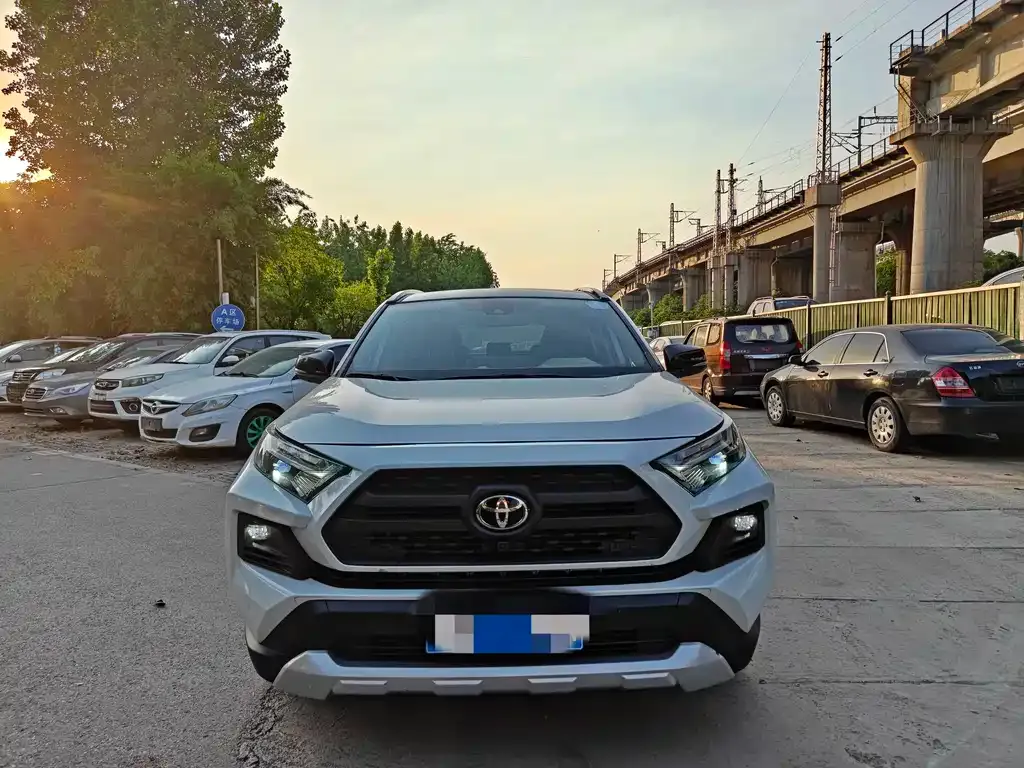 Toyota RAV4 — фото 4