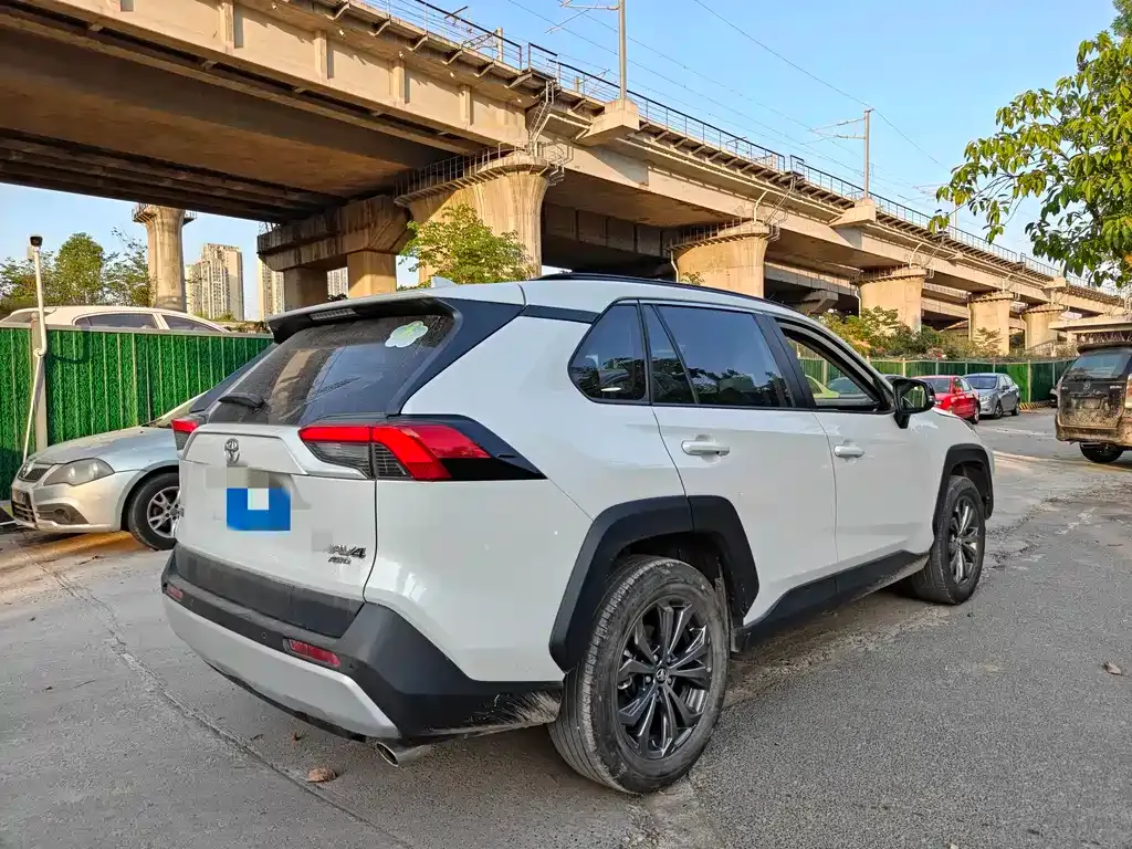 Toyota RAV4 — фото 6