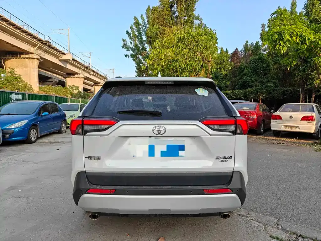 Toyota RAV4 — фото 3