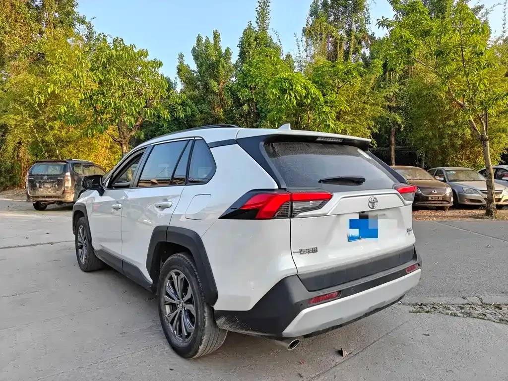 Toyota RAV4 — фото 2