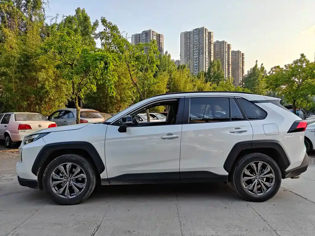 Toyota RAV4 — фото 9