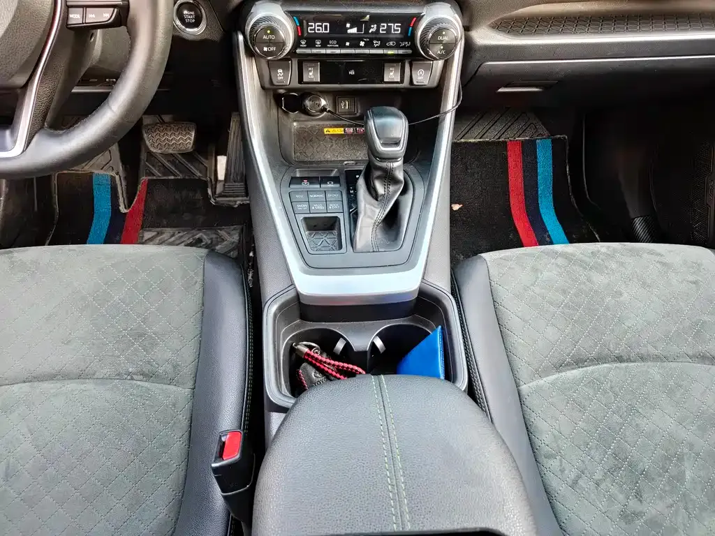 Toyota RAV4 — фото 5