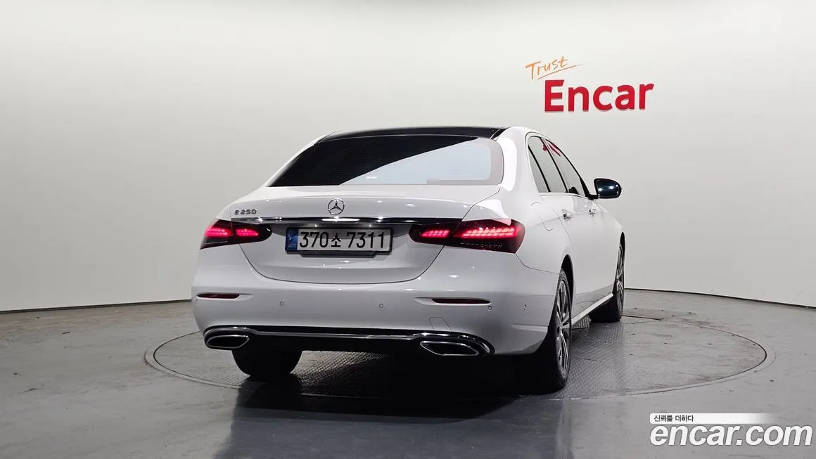 Mercedes-Benz E-Class — фото 4