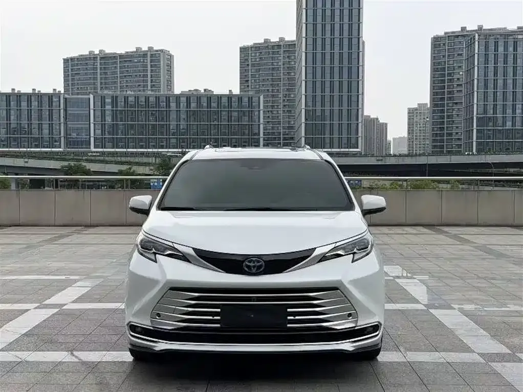 Toyota Sienna — фото 1