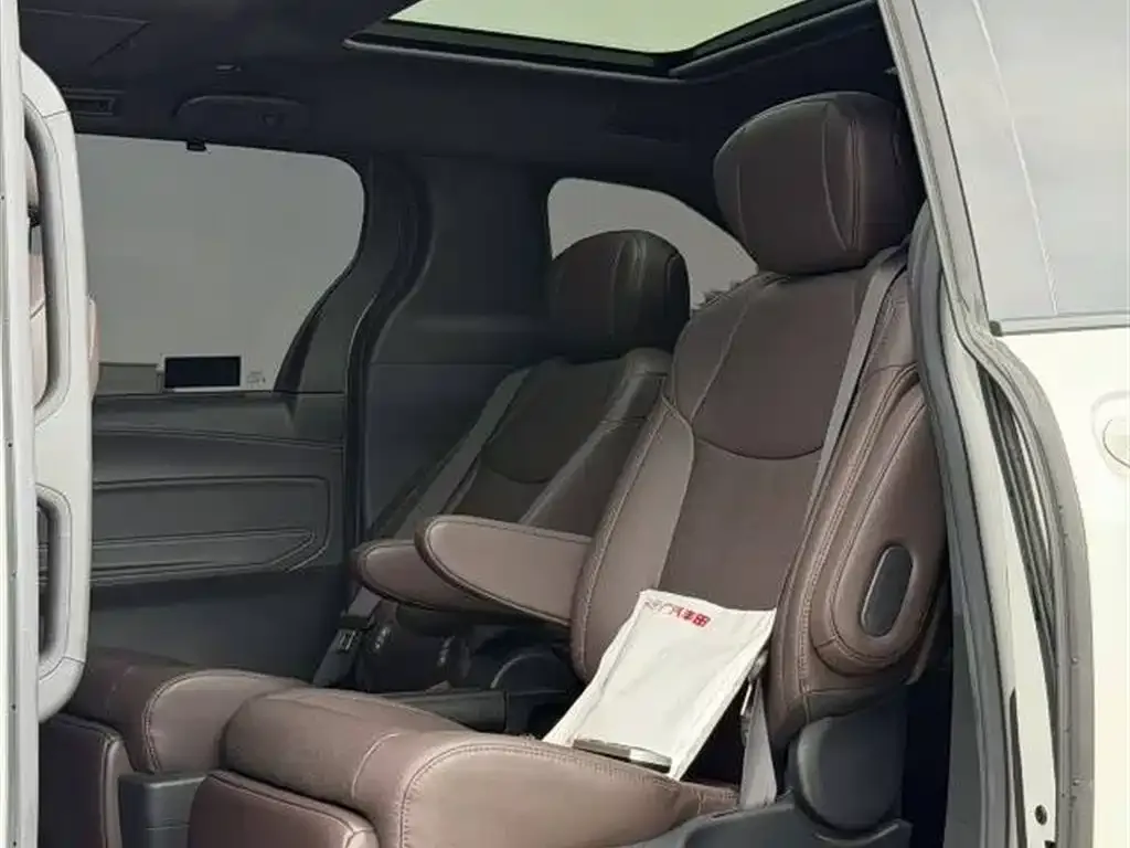Toyota Sienna — фото 2