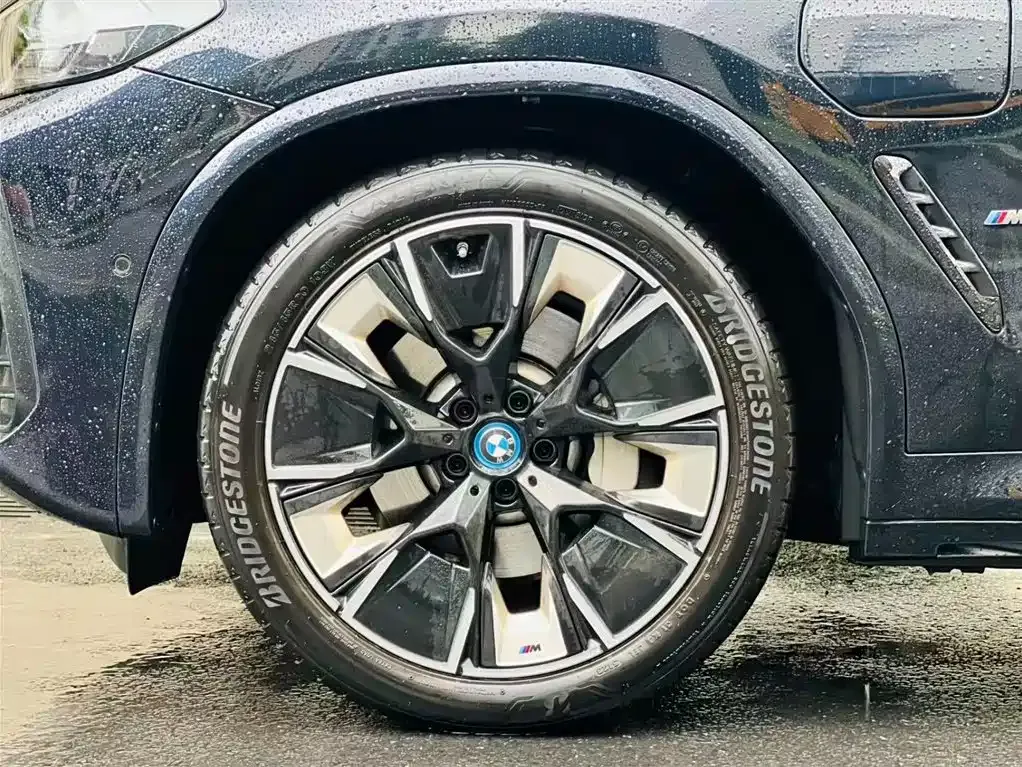 BMW iX3 — фото 10