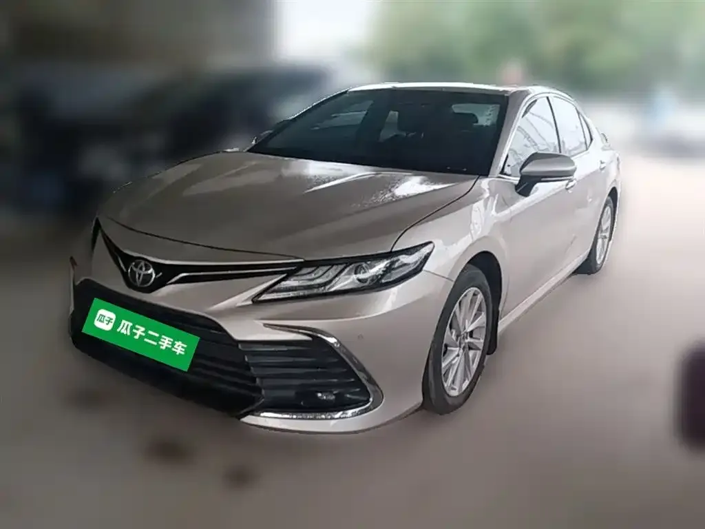 Toyota Camry — фото 1