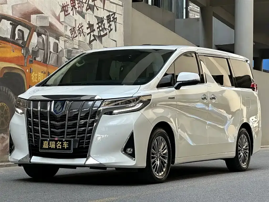 Toyota Alphard — фото 1
