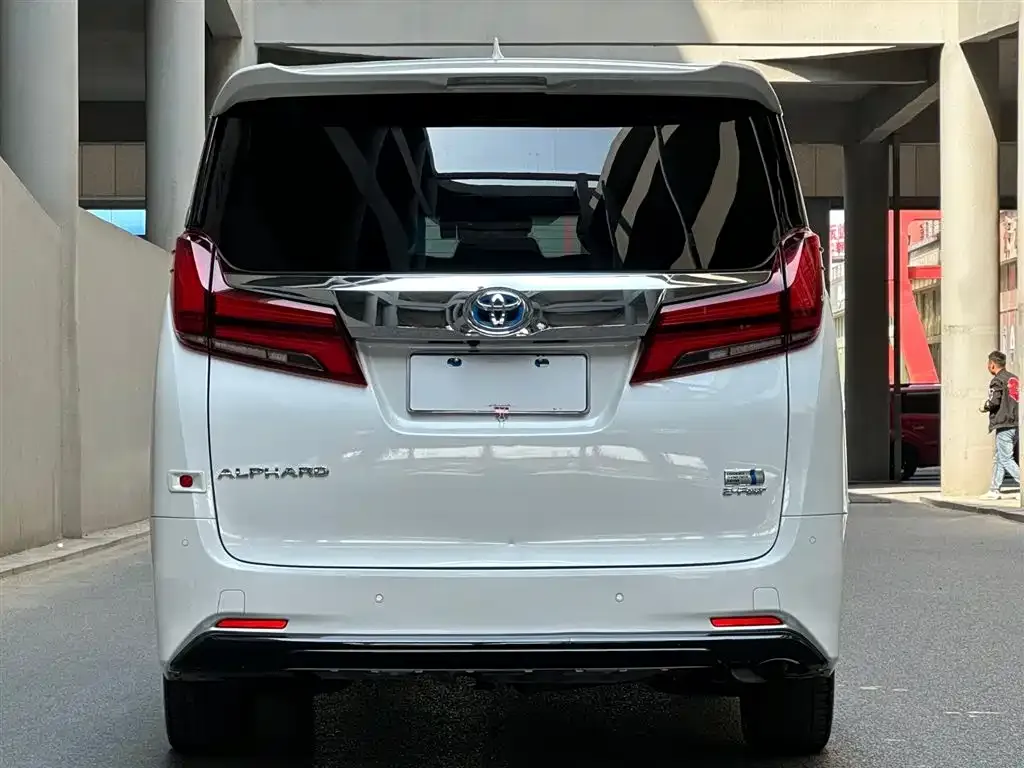 Toyota Alphard — фото 2