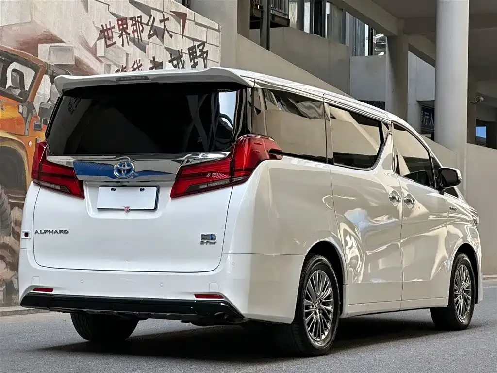 Toyota Alphard — фото 4