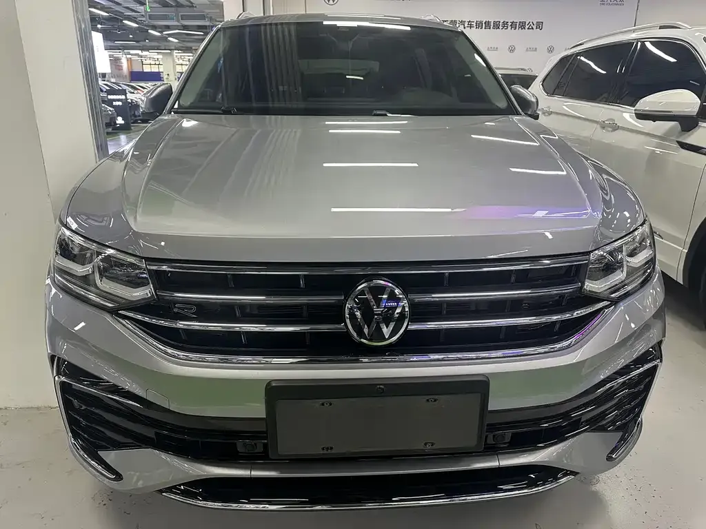 Volkswagen Tiguan L — фото 4