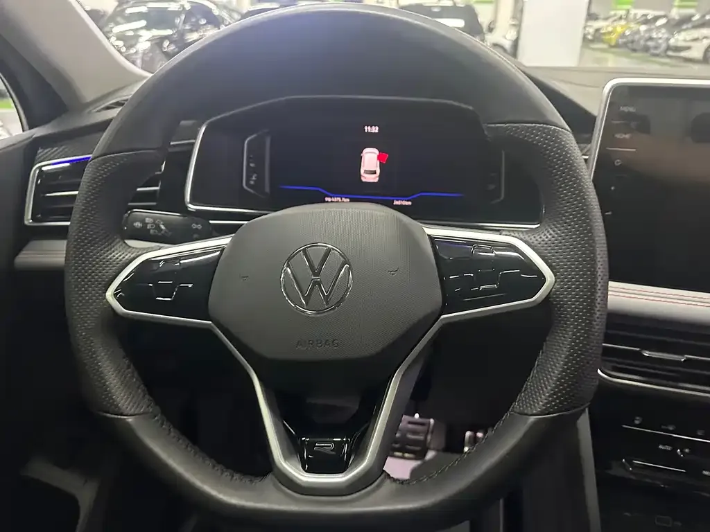 Volkswagen Tiguan L — фото 8
