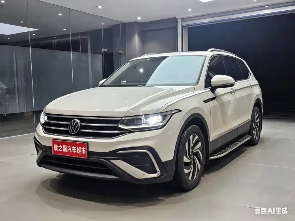 Volkswagen Tiguan L — фото 1