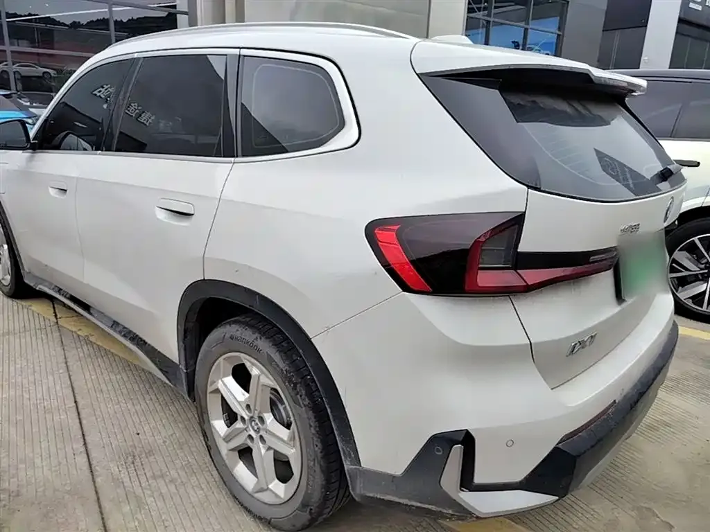 BMW iX1 — фото 10