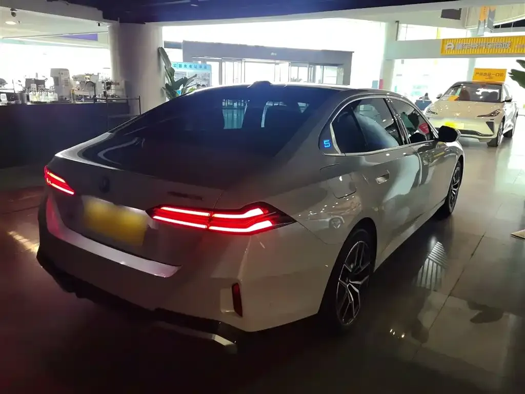 BMW i5 — фото 3