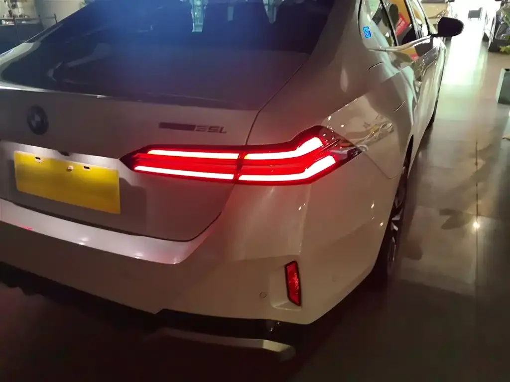 BMW i5 — фото 2