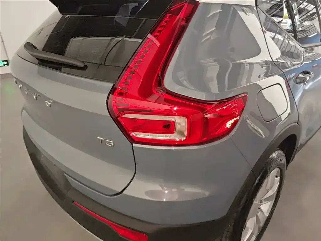 Volvo XC40 — фото 9