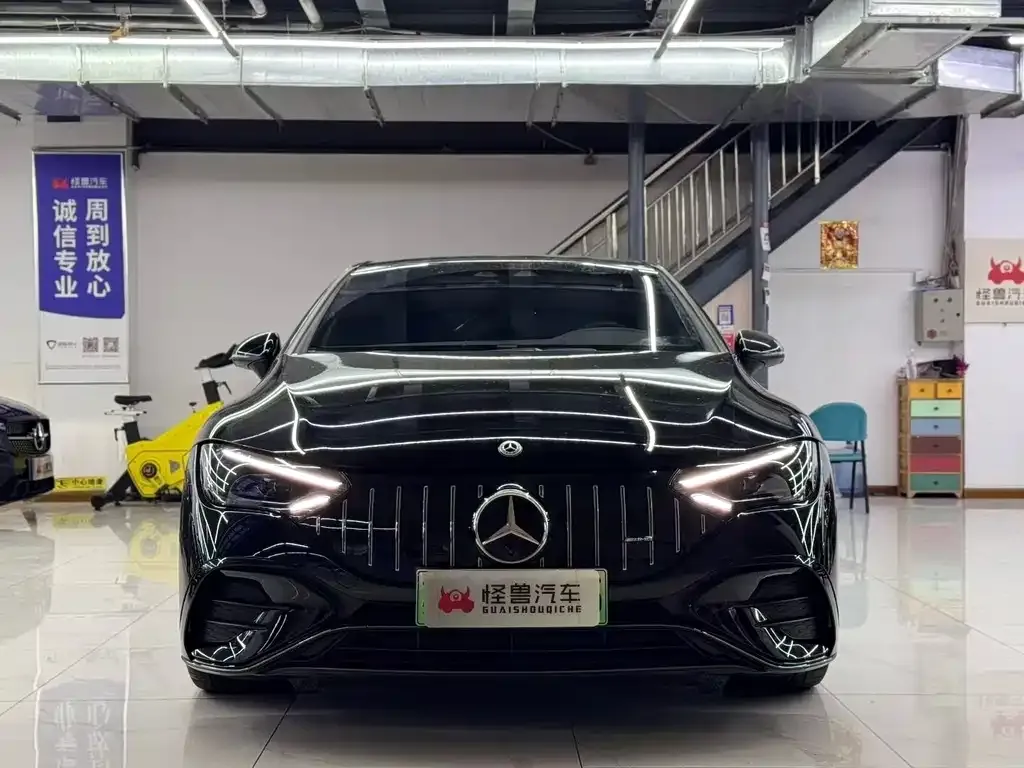 Mercedes-Benz EQE AMG — фото 9