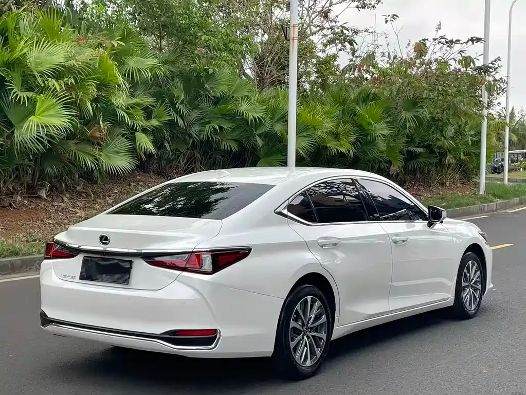 Lexus ES — фото 10