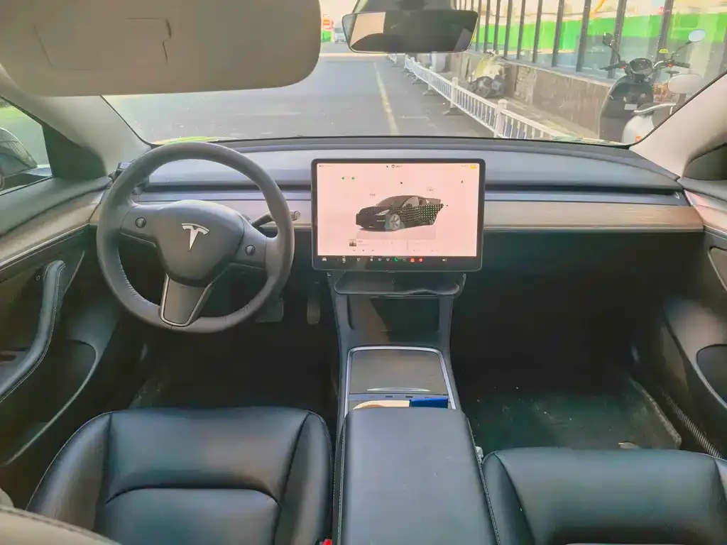 Tesla Model 3 — фото 2