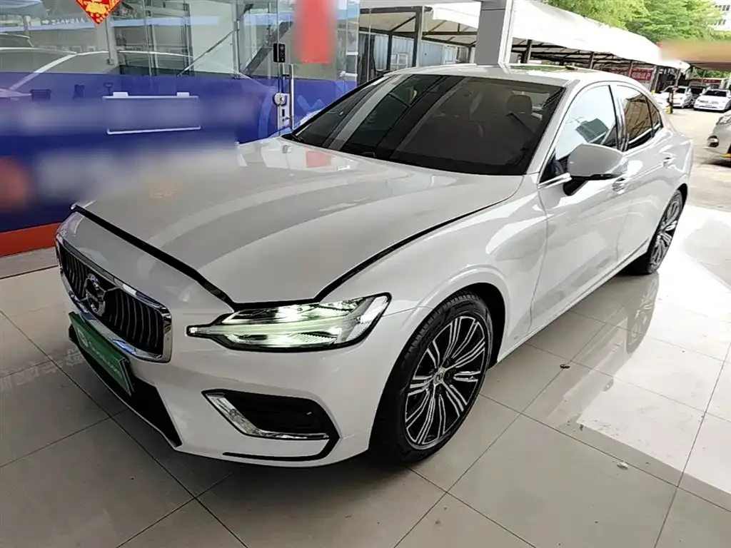 Volvo S60 — фото 1