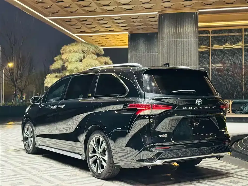 Toyota Granvia — фото 10