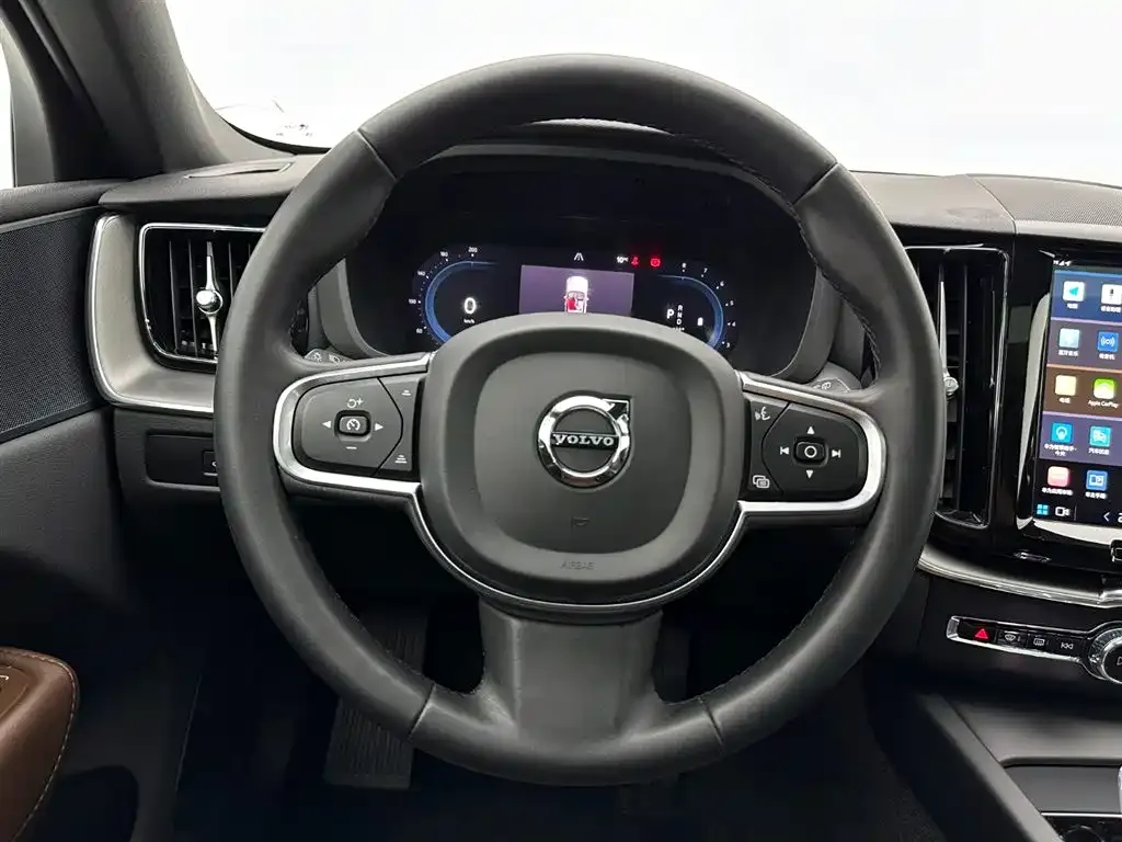 Volvo XC60 — фото 6