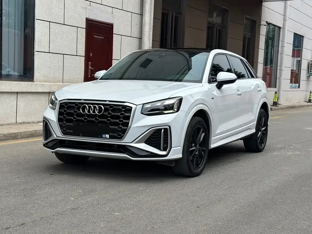 Audi Q2L — фото 1