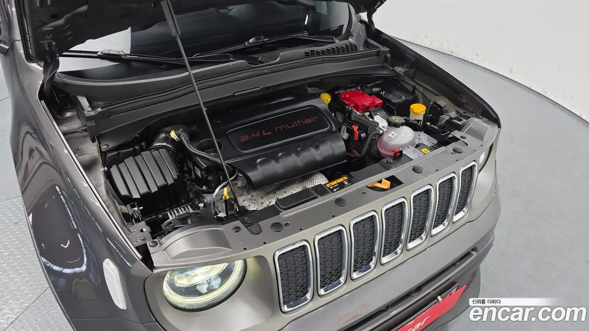 Jeep Renegade — фото 10