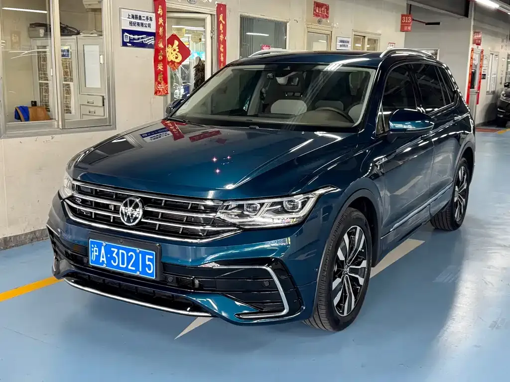 Volkswagen Tiguan L — фото 1