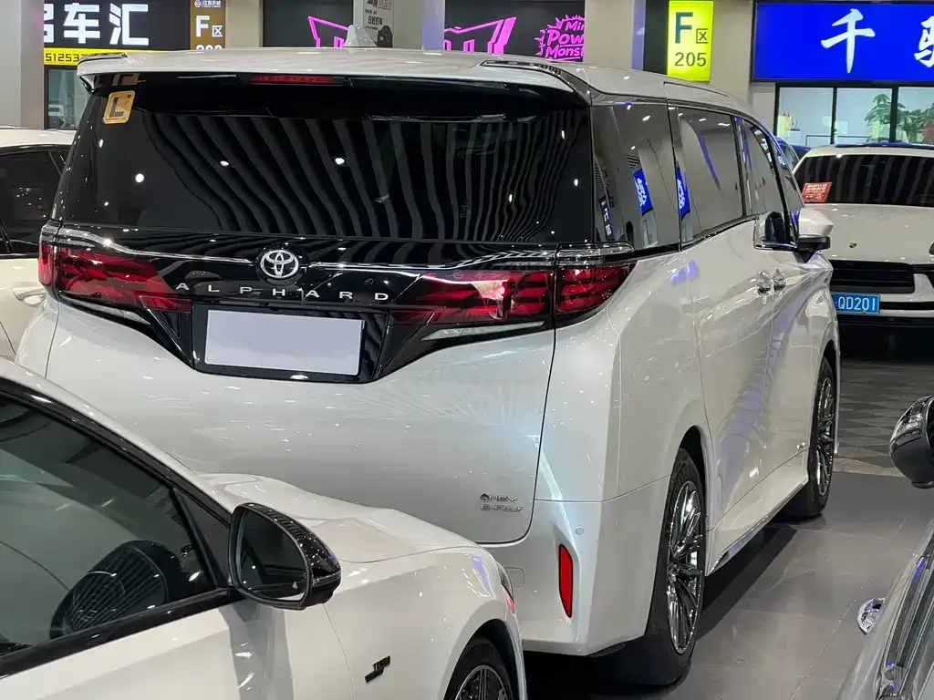 Toyota Alphard — фото 7