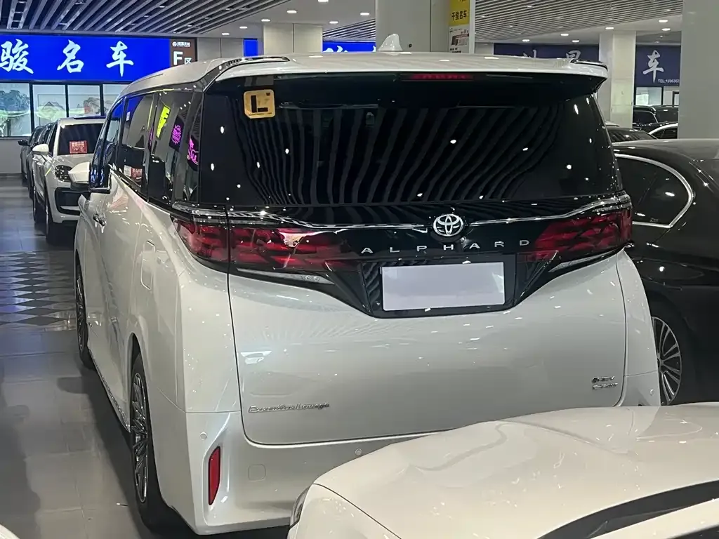 Toyota Alphard — фото 5
