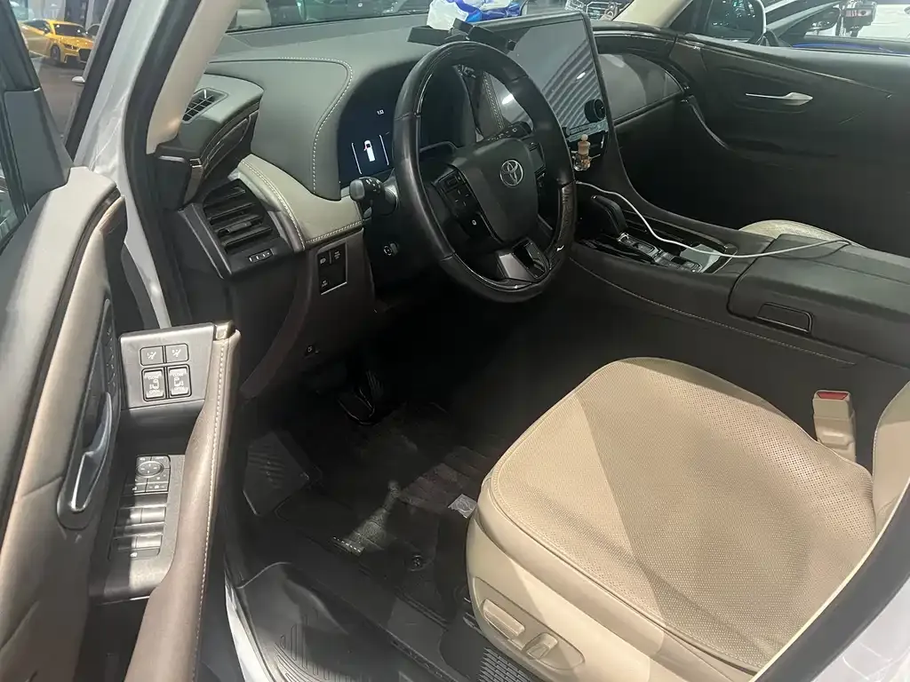 Toyota Alphard — фото 9