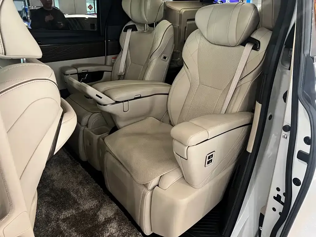 Toyota Alphard — фото 8