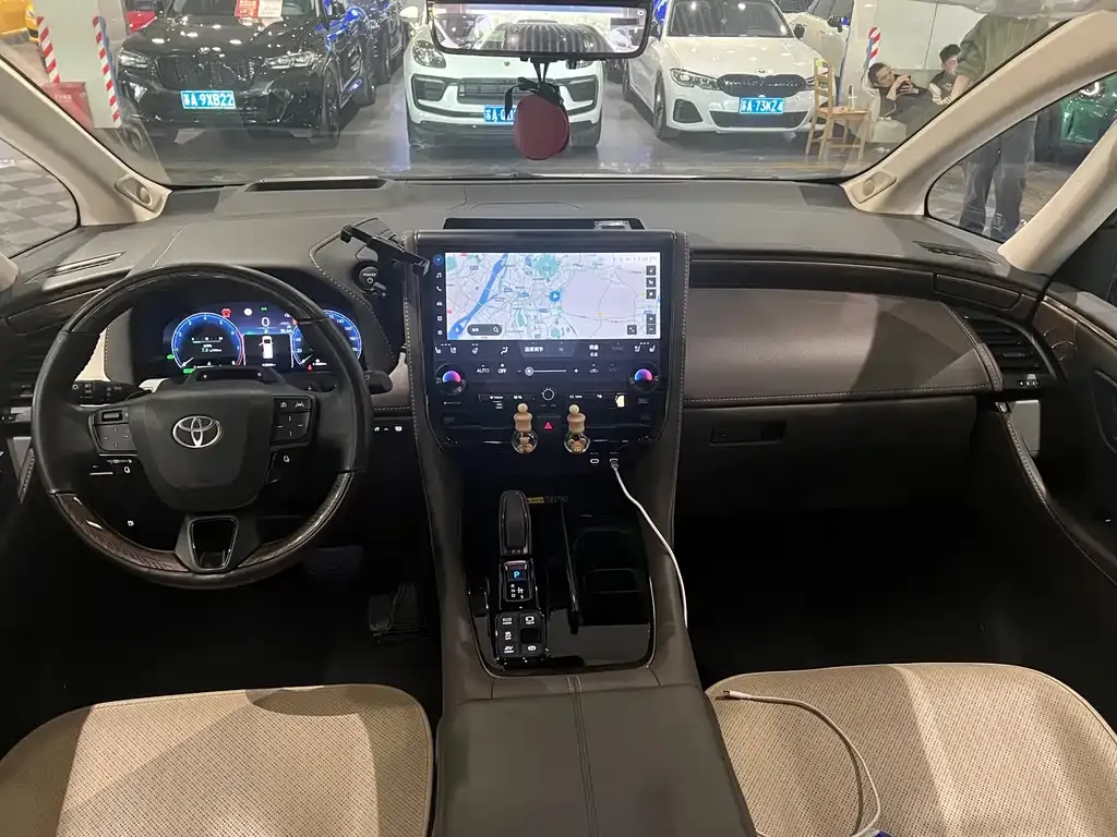 Toyota Alphard — фото 4