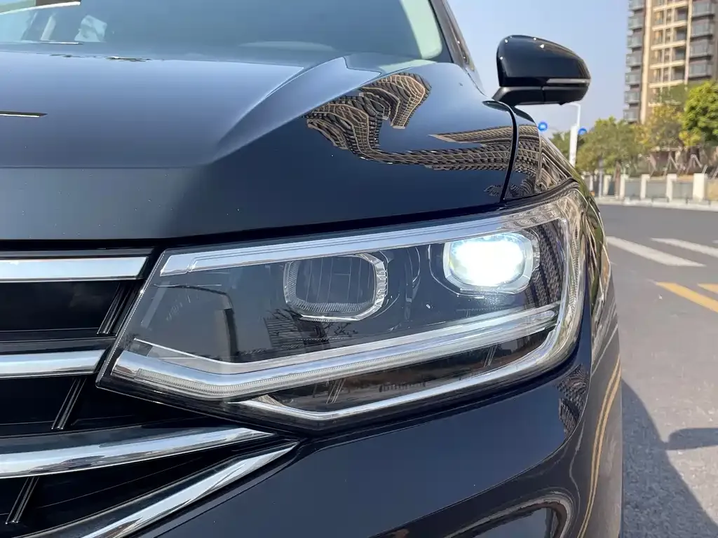 Volkswagen Tiguan L — фото 2