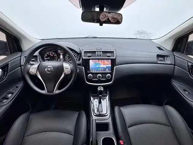 Nissan Tiida — фото 4