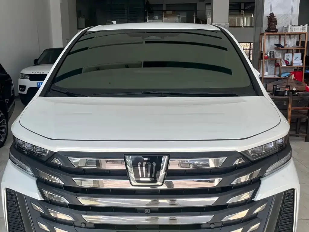 Toyota Vellfire — фото 1