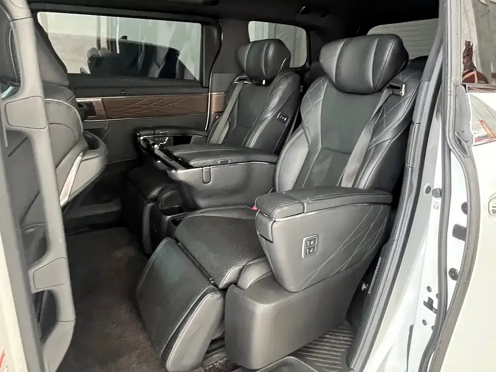 Toyota Vellfire — фото 3
