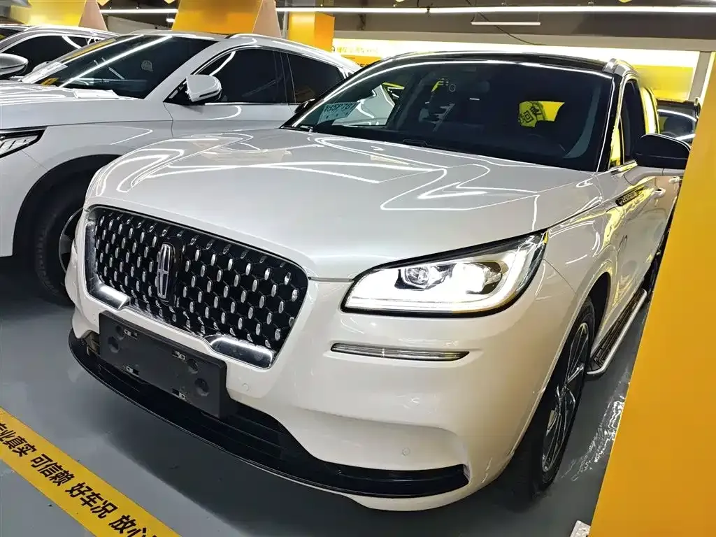 Lincoln Corsair Hybrid — фото 1