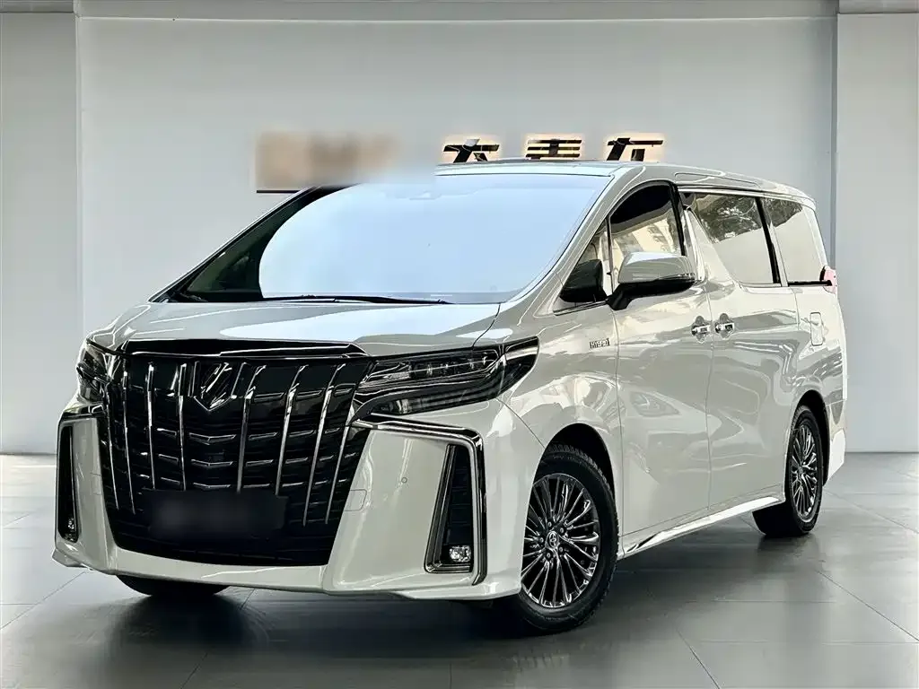 Toyota Alphard — фото 1