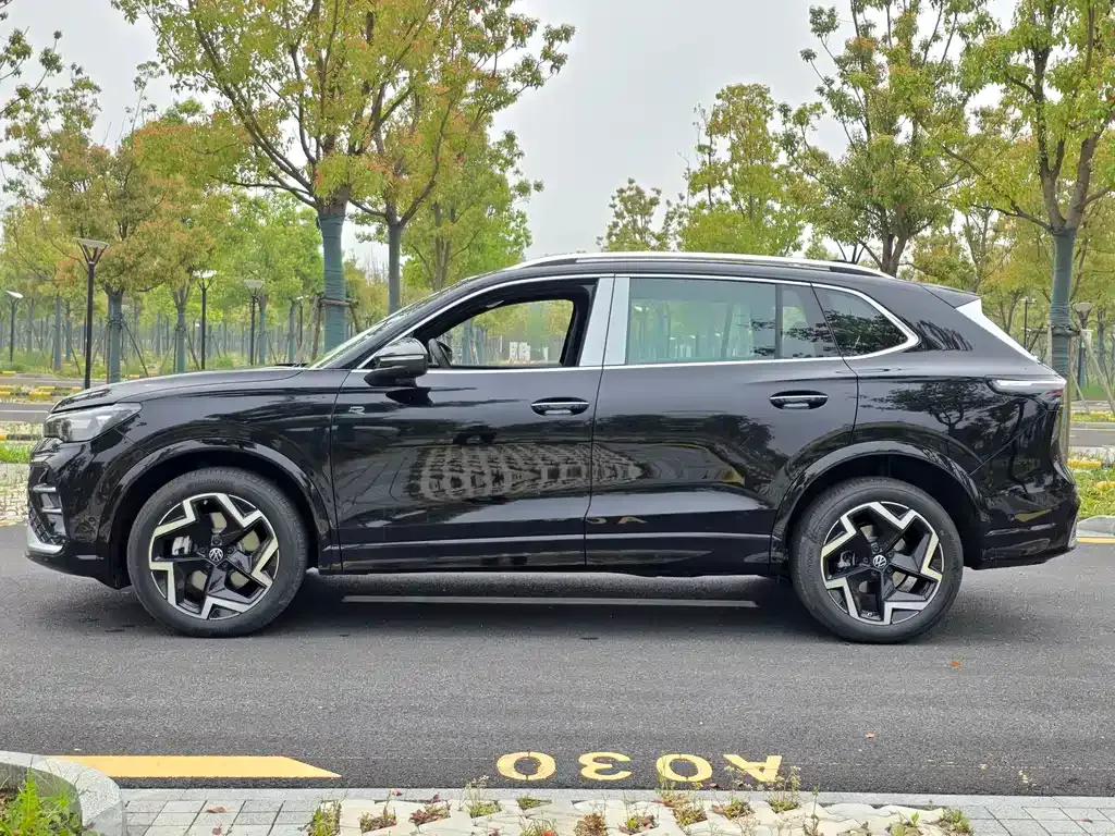 Volkswagen Tiguan L — фото 9