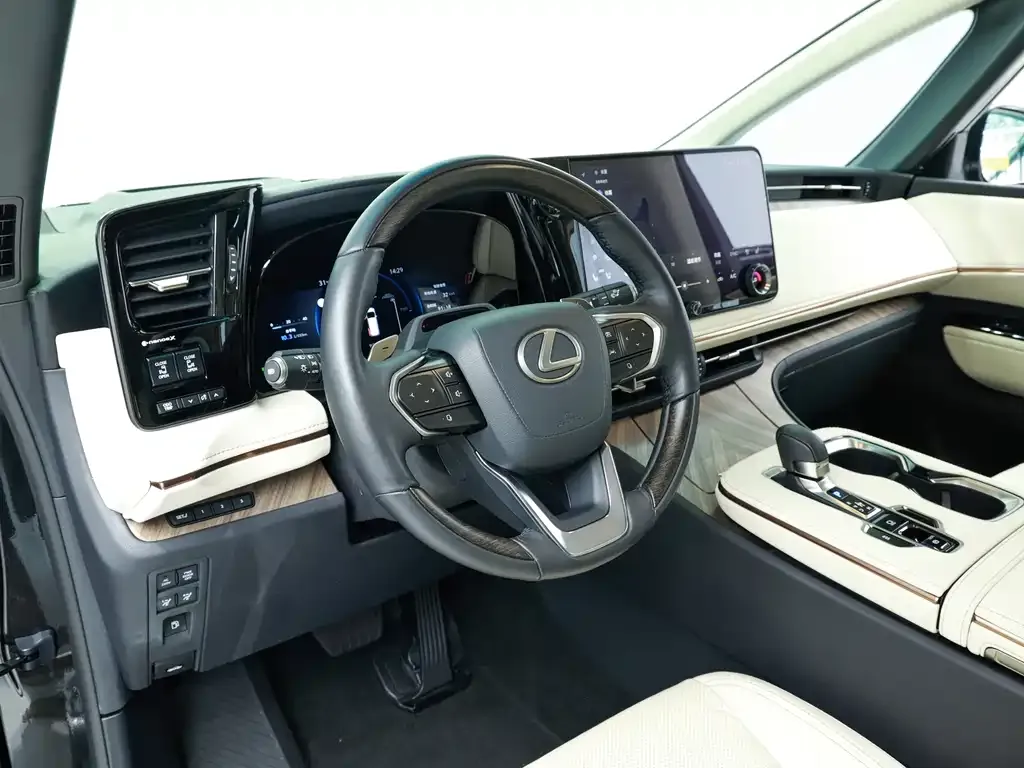 Lexus LM — фото 6