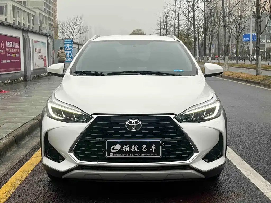 Toyota Yaris L — фото 1