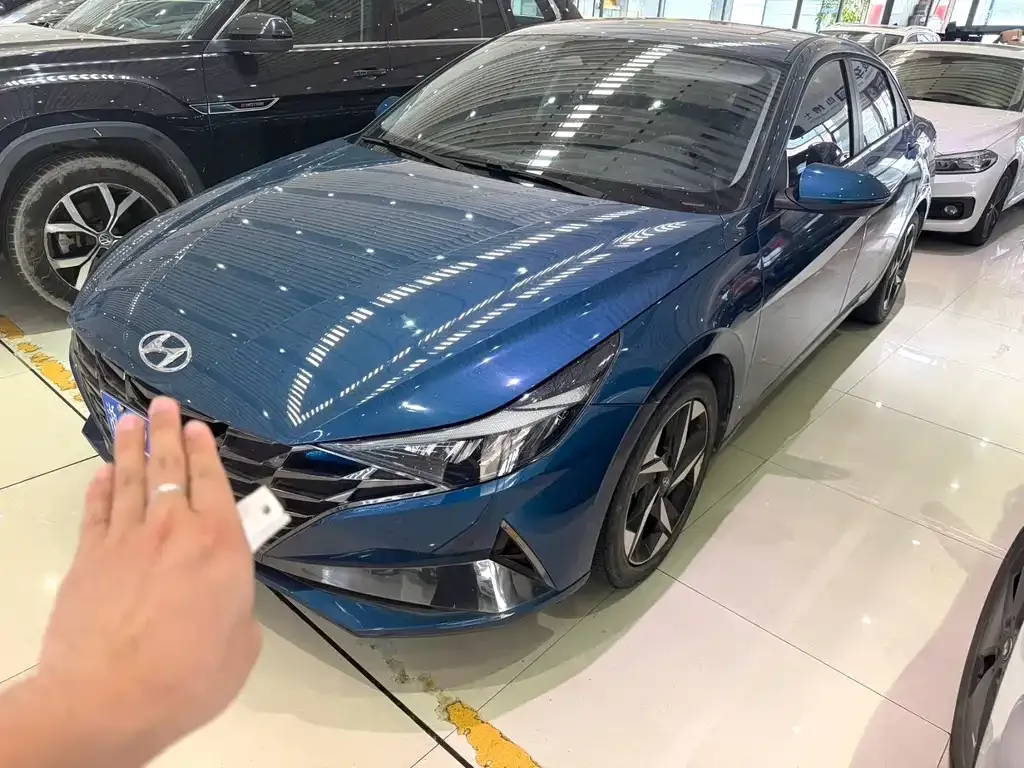 Hyundai Elantra — фото 1