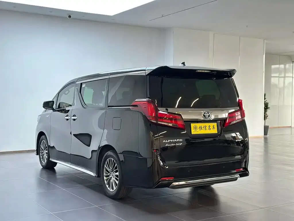 Toyota Alphard — фото 2