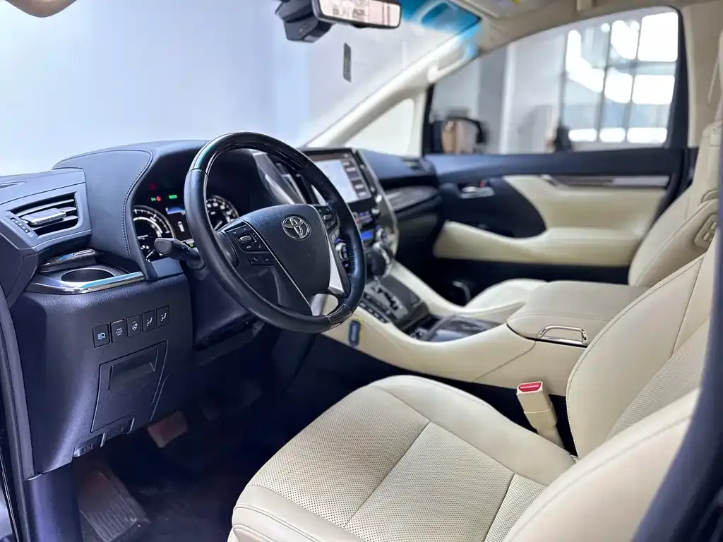 Toyota Alphard — фото 3